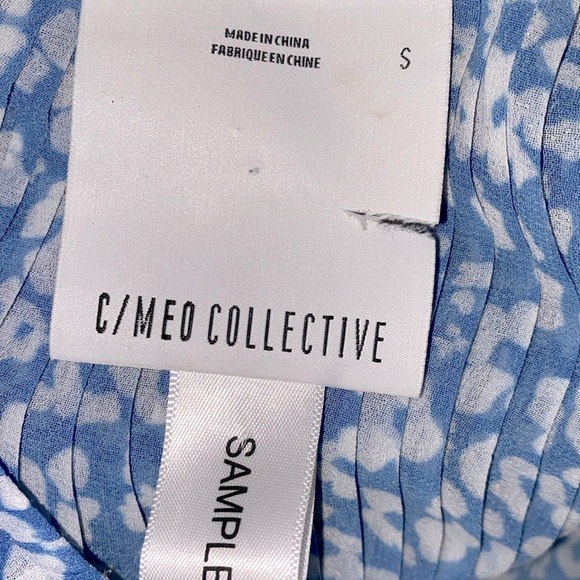 C/MEO COLLECTIVE so settled romper in blue ditsy floral size small - Picture 4 of 16